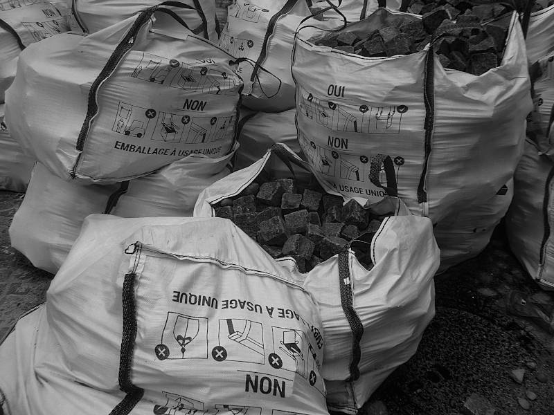 Huge plastic bags filled with paving stones. Sous les pavés…
OUI
NON
USAGE UNIQUE. Digital black and white photography.